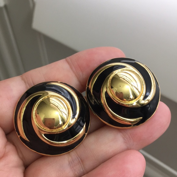 🖤St.John Vtg gold & black enamel clip earrings